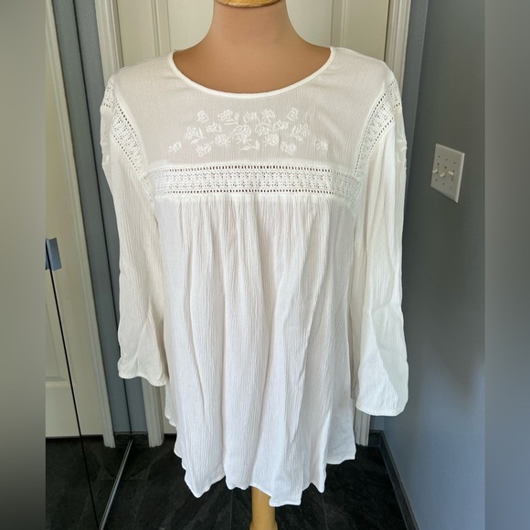 Torrid Size 3 White Crinkle Gauze Embroidered Peasant Boho Top - Picture 3 of 10